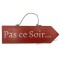 Plaque en bois fleche " Pas ce soir... " fond Rouge