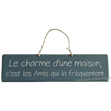 Plaque en bois "Le charme d'une maison c'est les amis qui la fréquentent " fond bleu canard